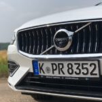 Wiedererkennbare Front mit Wabengrill im Volvo V60